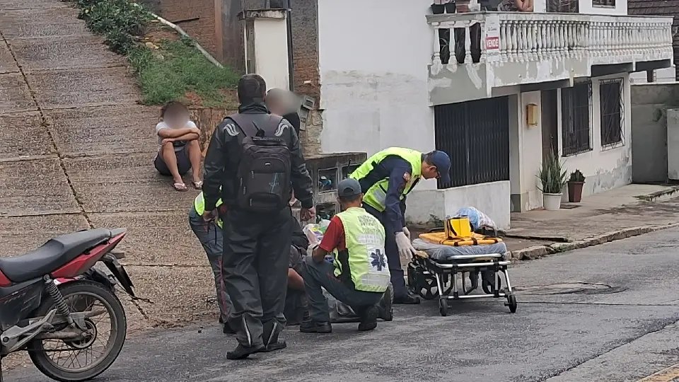 (VÍDEO) Acidente entre carro e moto deixa mulher ferida no Azambuja