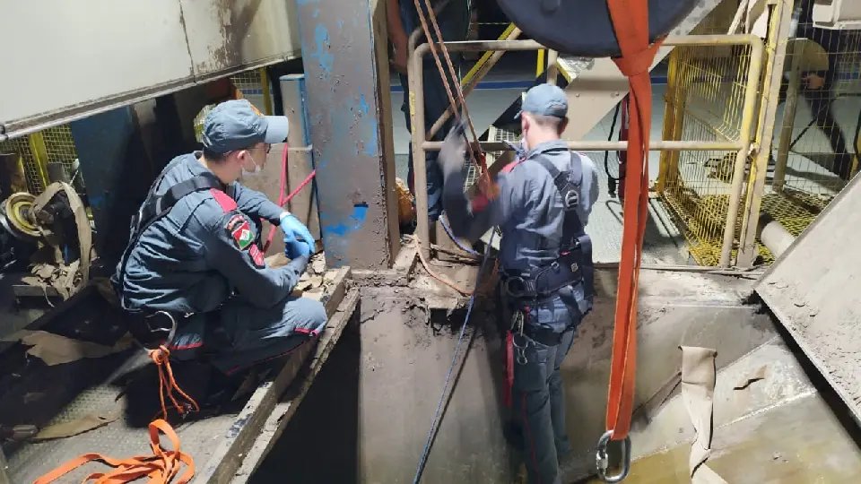 Homem morre ao cair dentro de máquina de papel em SC