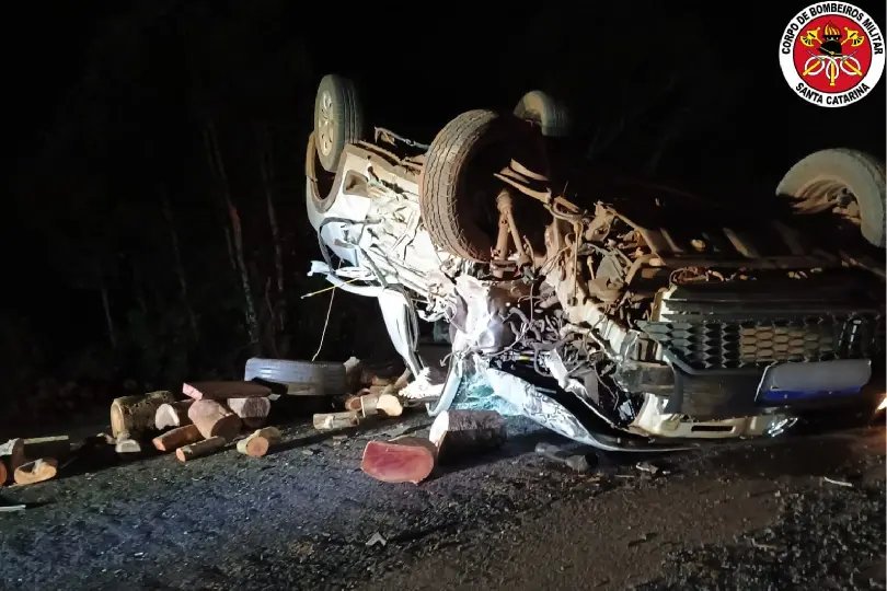 Idosos ficam feridos após colidirem contra um caminhão e capotar logo em seguida 
