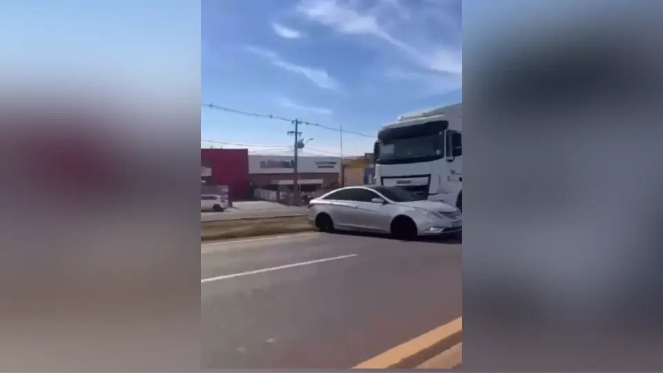 (VÍDEO) Carro recém-comprado é arrastado por caminhão em rodovia