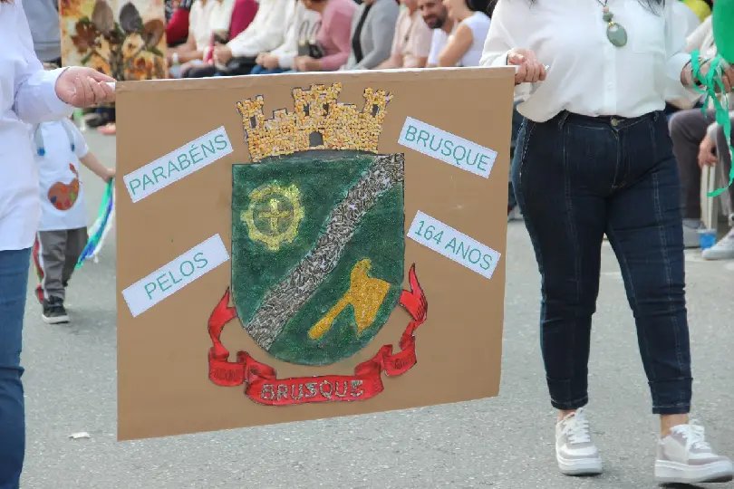Prefeitura lança edital de chamamento público para desfile de aniversário de Brusque