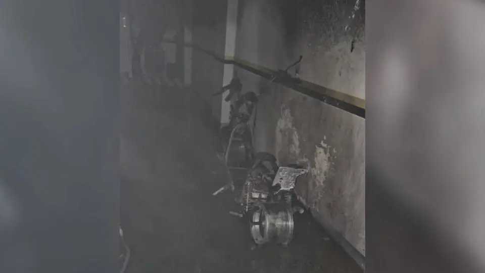 Autopropelido pega fogo em garagem e danifica carro 