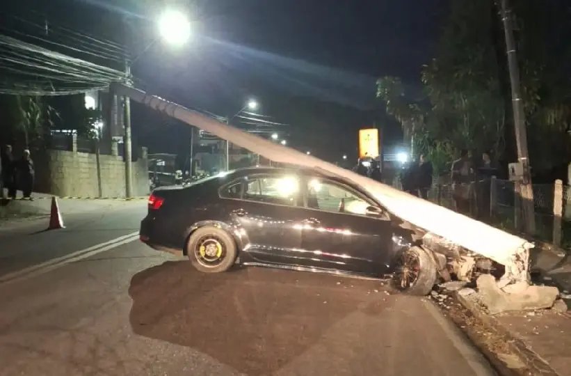 (VÍDEO) Carro destrói poste em acidente no bairro Santa Luzia