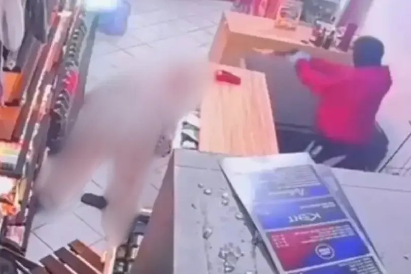 (VÍDEO) Homem é executado por dupla mascarada em loja de bebidas