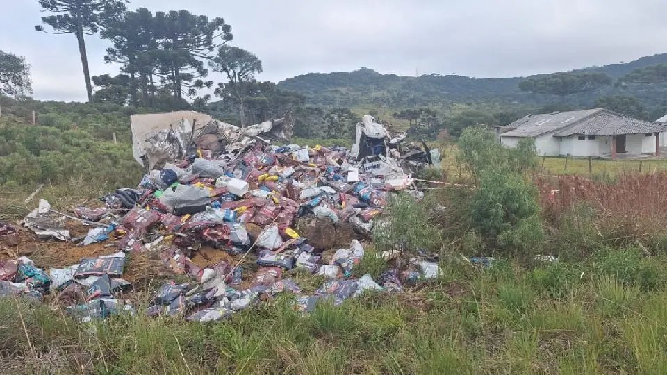 Caminhoneiro sofre grave acidente e morre no local