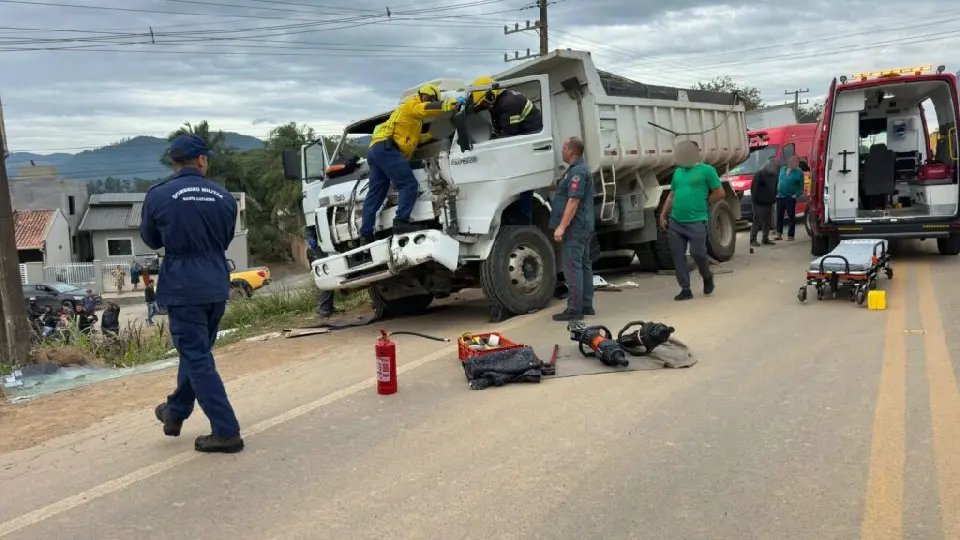 Homem fica preso às ferragens após colisão entre caminhão e carreta