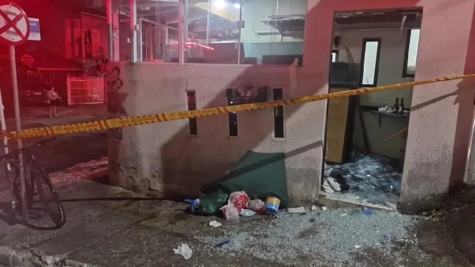 Jovem é resgatado após ser esmagado por placas de vidro de 500 kg