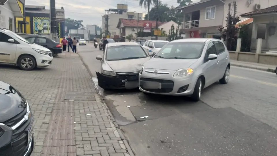 Colisão entre dois carros é registrada no Guarani