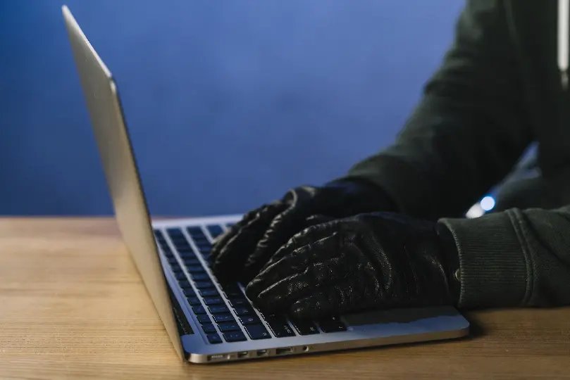 Mulher é vítima de golpe envolvendo falso cadastro em "site adulto" e perde R$ 950