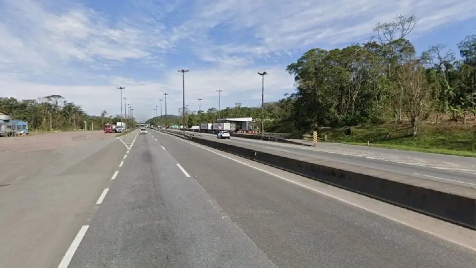 Grupo encapuzado rouba carga de caminhão e rende motorista