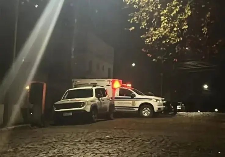 Homem mata colega com golpes de machado após discussão