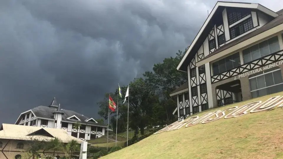 Frente fria avança e Defesa Civil alerta para temporais em Brusque