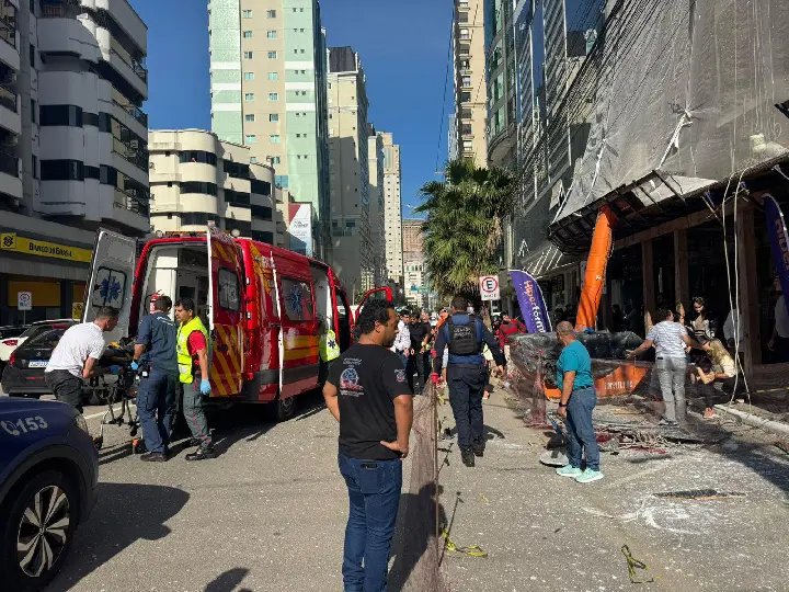 Bombeiros atualizam estado de trabalhador que caiu de 15 metros