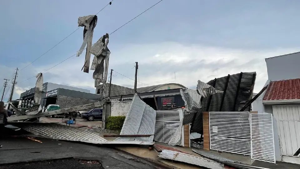 Temporais provocam danos em SC e devem se intensificar nas próximas horas