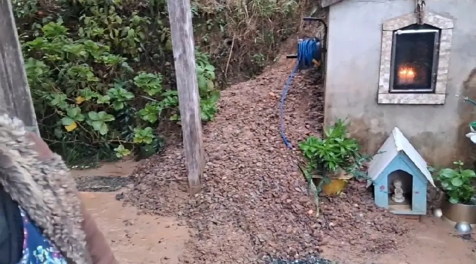 (VÍDEO) Esgoto que teria sido retirado pela prefeitura causa transtornos