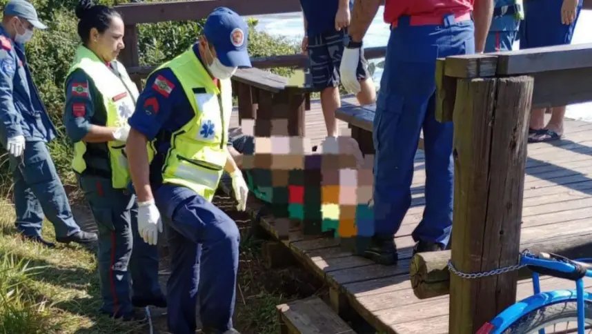 Moradores ouvem gritos e encontram corpo entre pedras do costão