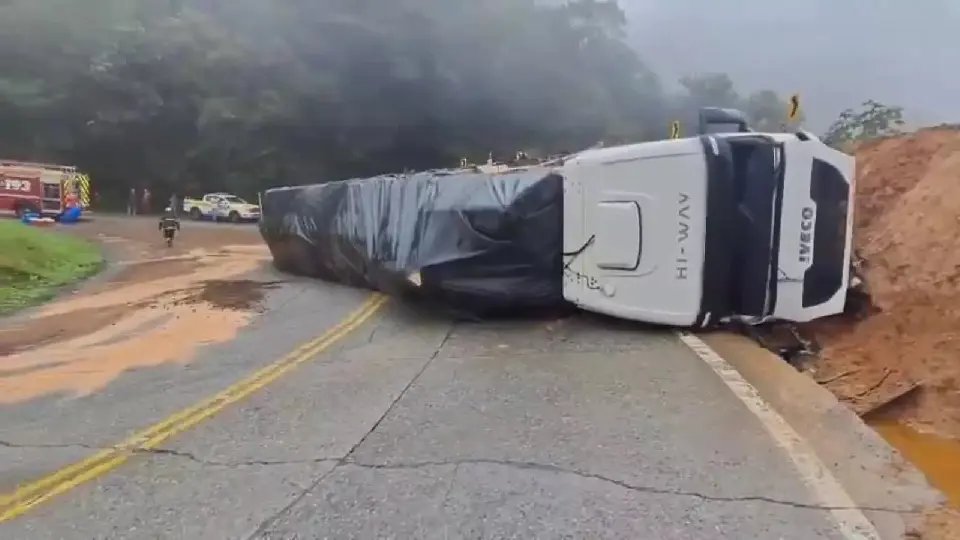 Caminhão tomba em pista e causa vazamento de óleo 