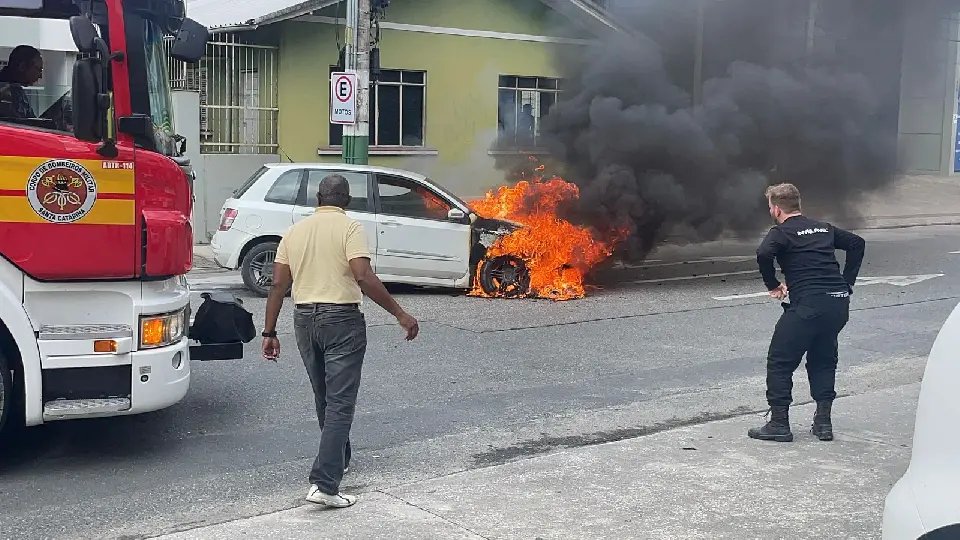 (VÍDEO) Carro pega fogo no Centro e motorista diz só ter ouvido um "estouro"