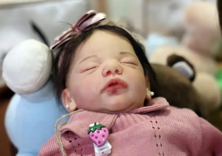 Homem agride criança achando que era um bebê reborn