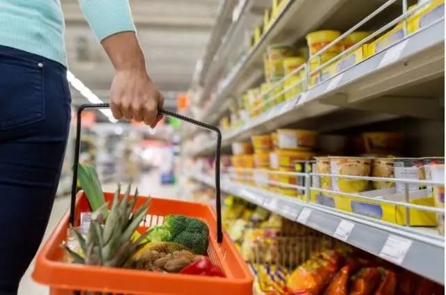 Cesta básica em Brusque consome quase meio salário mínimo em maio