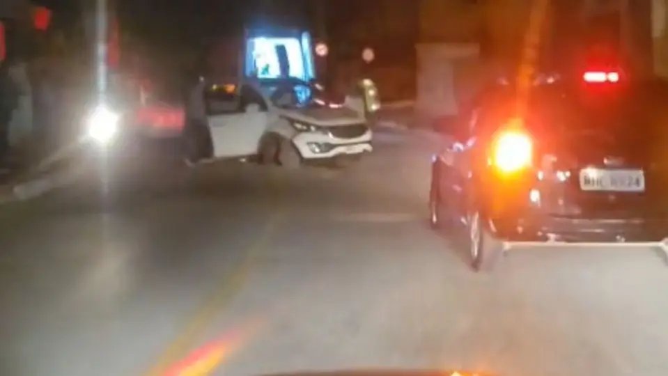 Motorista bate em poste e fica ferida no São Pedro