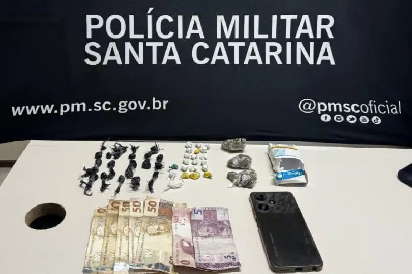 Suspeito é preso com cocaína, crack e dinheiro no bairro Limeira Baixa