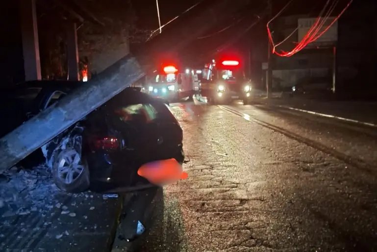Carro colide e derruba poste causando queda de energia em Brusque 