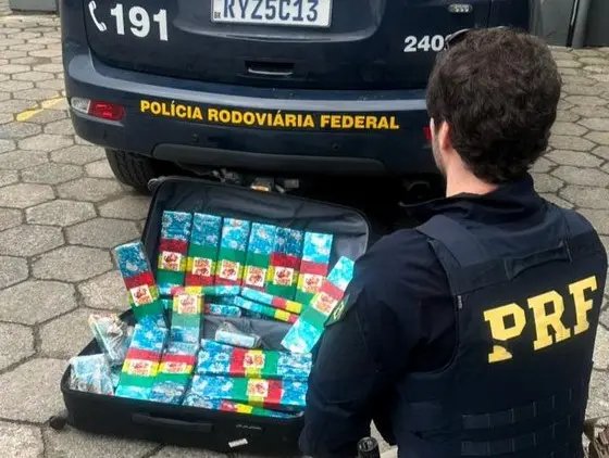 Jovem de 20 anos é presa com mais de 25 quilos de maconha
