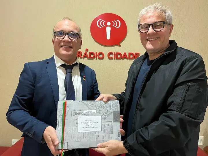 (VÍDEO) Cidade FM de Brusque é a 1ª rádio de SC a receber livro da grande imigração italiana no estado