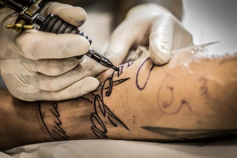 Jovem tatua inicial por amor: era pra ser C de crush, mas virou Q de quase