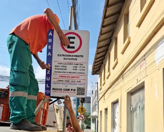 Brusque moderniza sinalização do estacionamento Rotativo com novas placas com QR Code