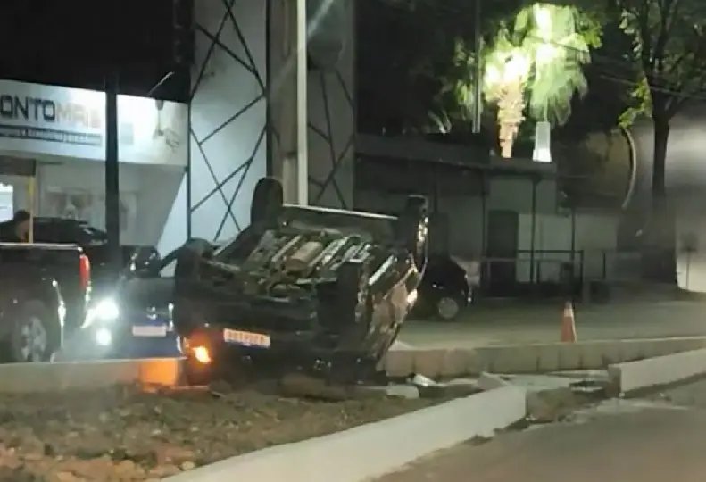 Carro capota em frente ao Pavilhão da Fenarreco