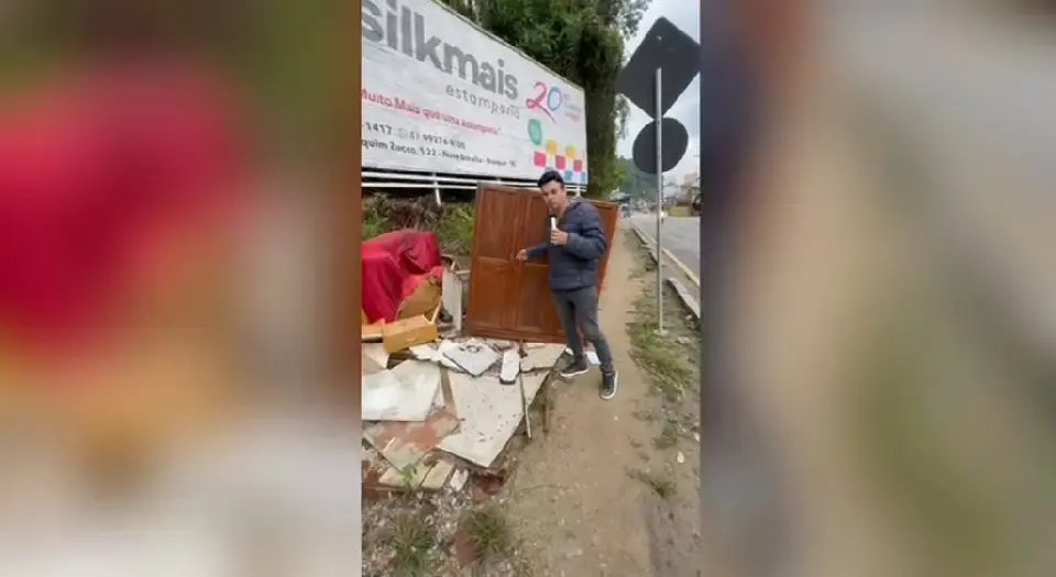 (VÍDEO) Monte de entulhos na calçada tem até guarda-roupa
