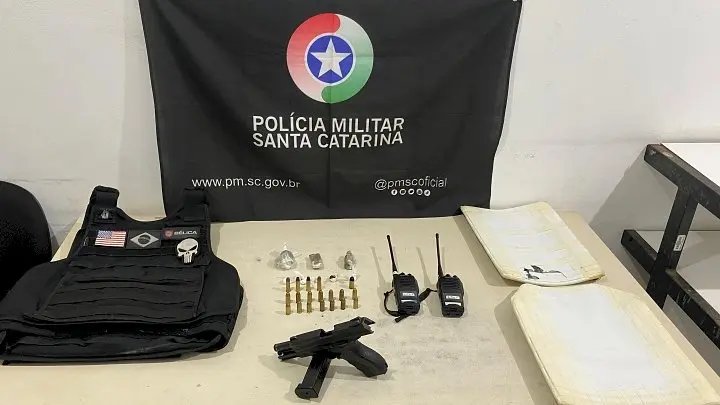 Ação policial termina com prisão e apreensão de armas e drogas