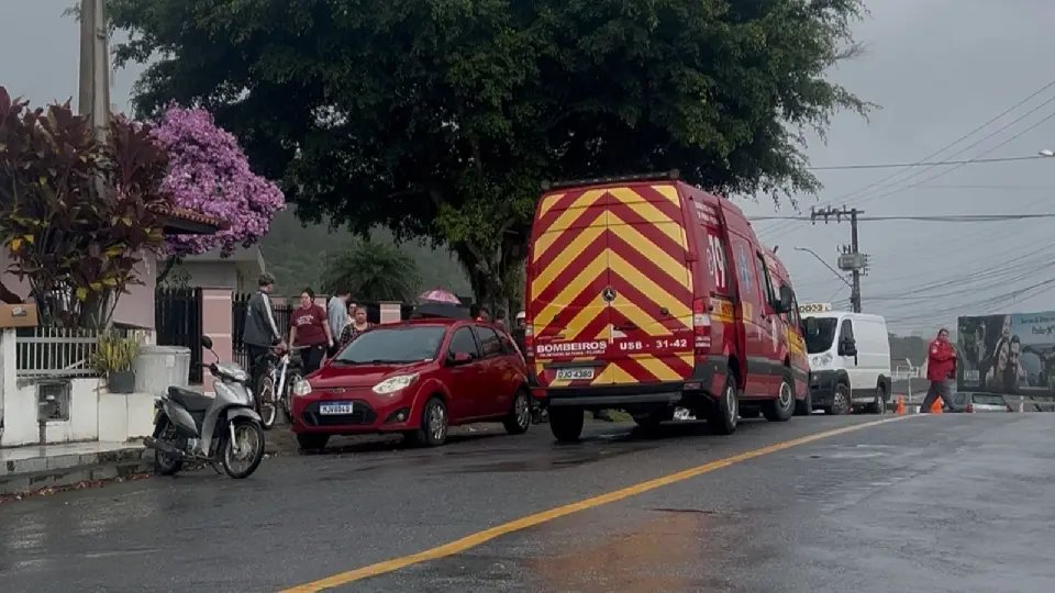 Adolescente morre em acidente entre bicicleta elétrica e van