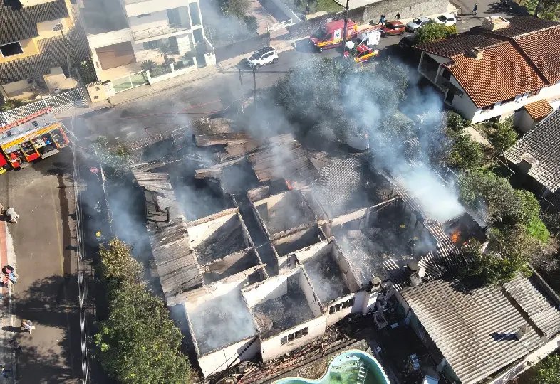 Casa é destruída por incêndio e bombeiros precisam de 20 mil litros de água para conter chamas