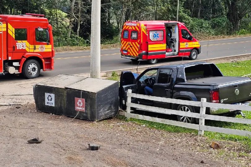Caminhonete vira armadilha elétrica após bater em poste na SC-163