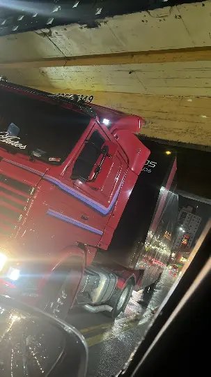 (VÍDEO) Trânsito caótico na Beira-Rio após caminhão ficar preso sob a ponte do Terminal