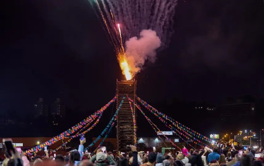 Fogueira gigante reúne comunidade no segundo dia do Arraiá Solidário de Brusque