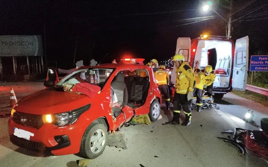 Homem fica ferido após colisão entre dois carros