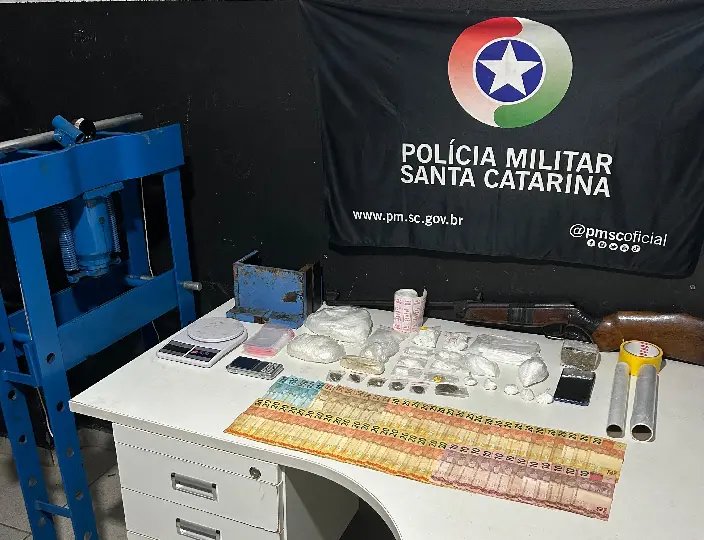 Suspeito tenta fugir, mas acaba preso com drogas e dinheiro