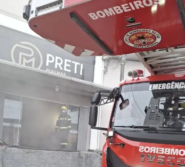  Incêndio atinge malharia na Ivo Silveira, em Brusque