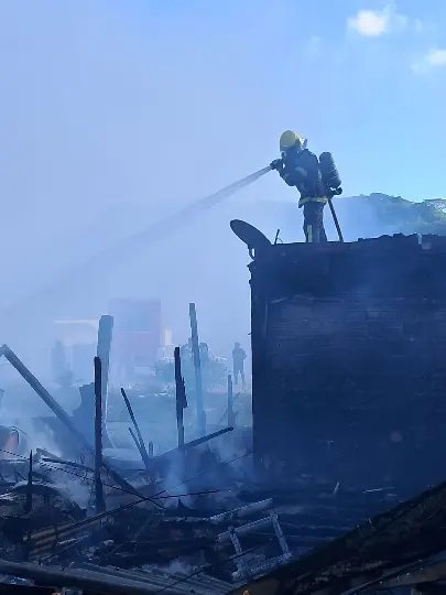 Incêndio deixa rastro de destruição e afeta mais de 20 moradores