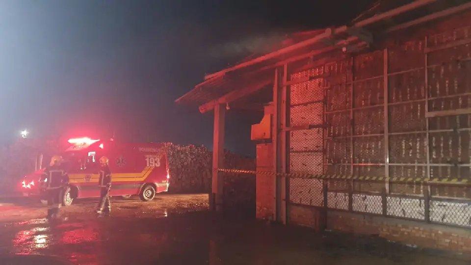 Olaria pega fogo no centro de Canelinha