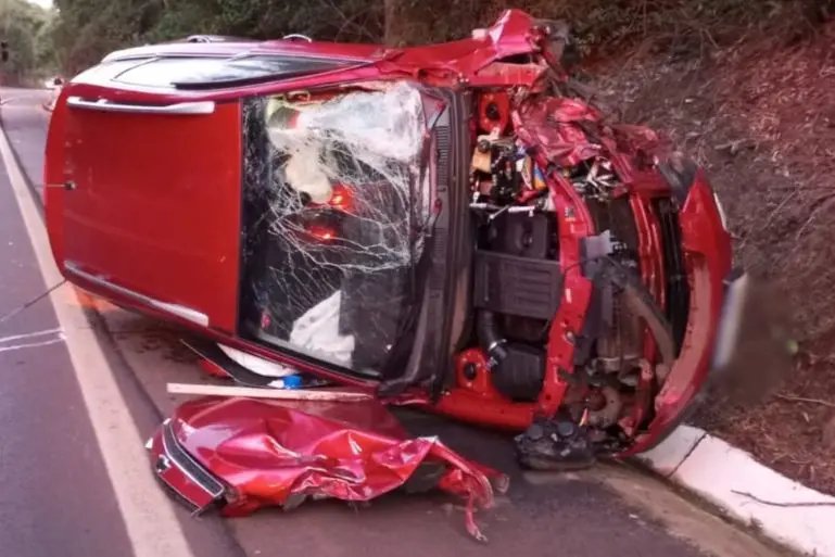 Moto e carro colidem na BR-282 e jovem morre no local