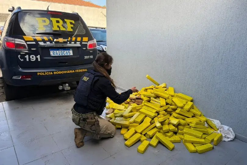 (VÍDEO) Homem é preso com 120 kg de maconha após perseguição 