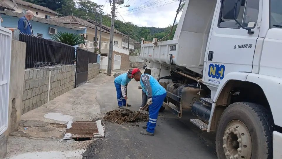 Mutirão de limpeza de bocas de lobo é realizado na São Pedro