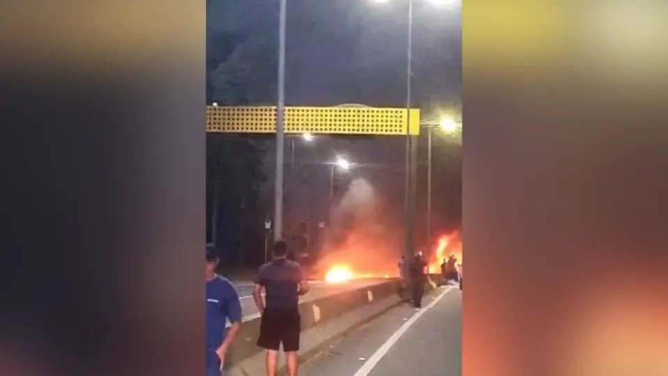(VÍDEO) Motorista morre após caminhão tombar e explodir