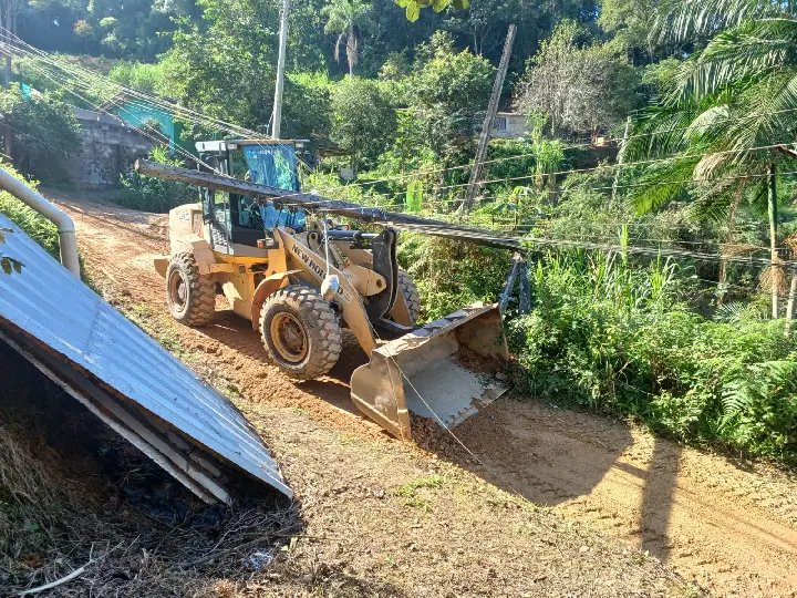 Queda de poste sobre escavadeira mobiliza bombeiros no Águas Claras