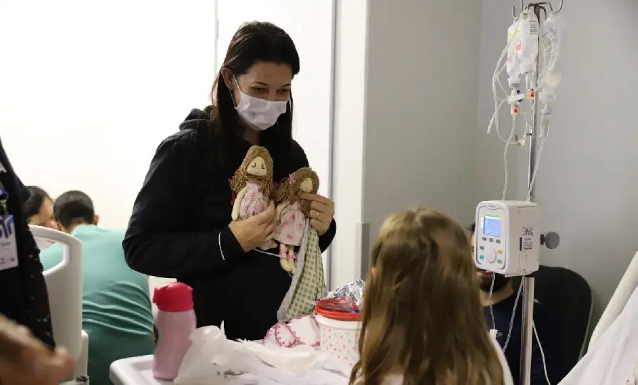Estudantes da UNIFEBE confeccionam bonecas para crianças hospitalizadas